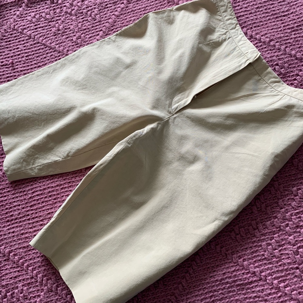 Anne Klein khaki Bermuda shorts. 58%Cotton, 42%Lyocell fabric. S2